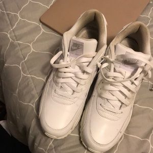 White Nike Air Max (Size M 8.5)